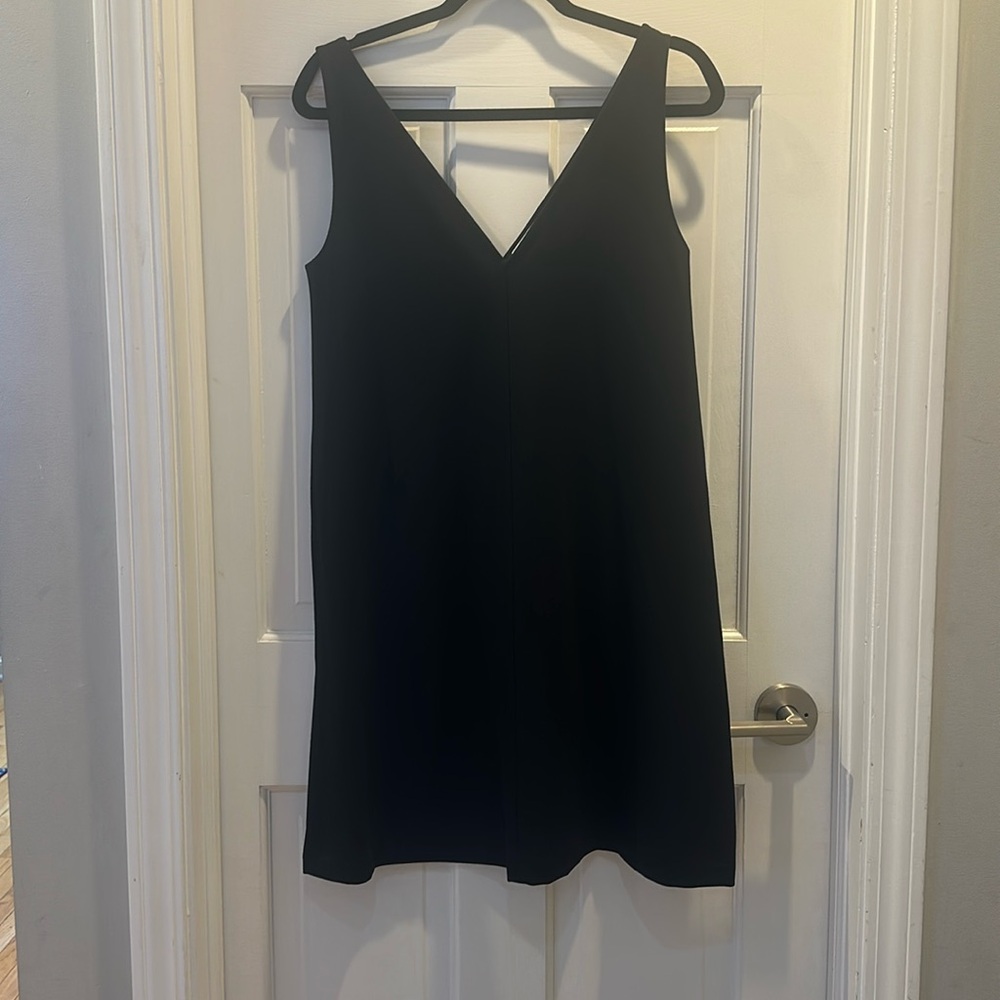 EUC Sleeveless, Black V neck (front & back),
Everlane dress SZ 4